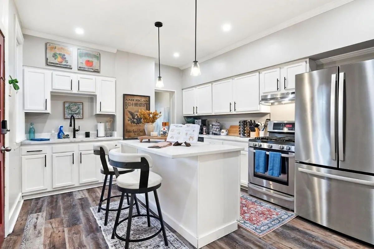 Villa A Part Of History! Gated Yard, Hot Tub, 5 Br Pittsburgh